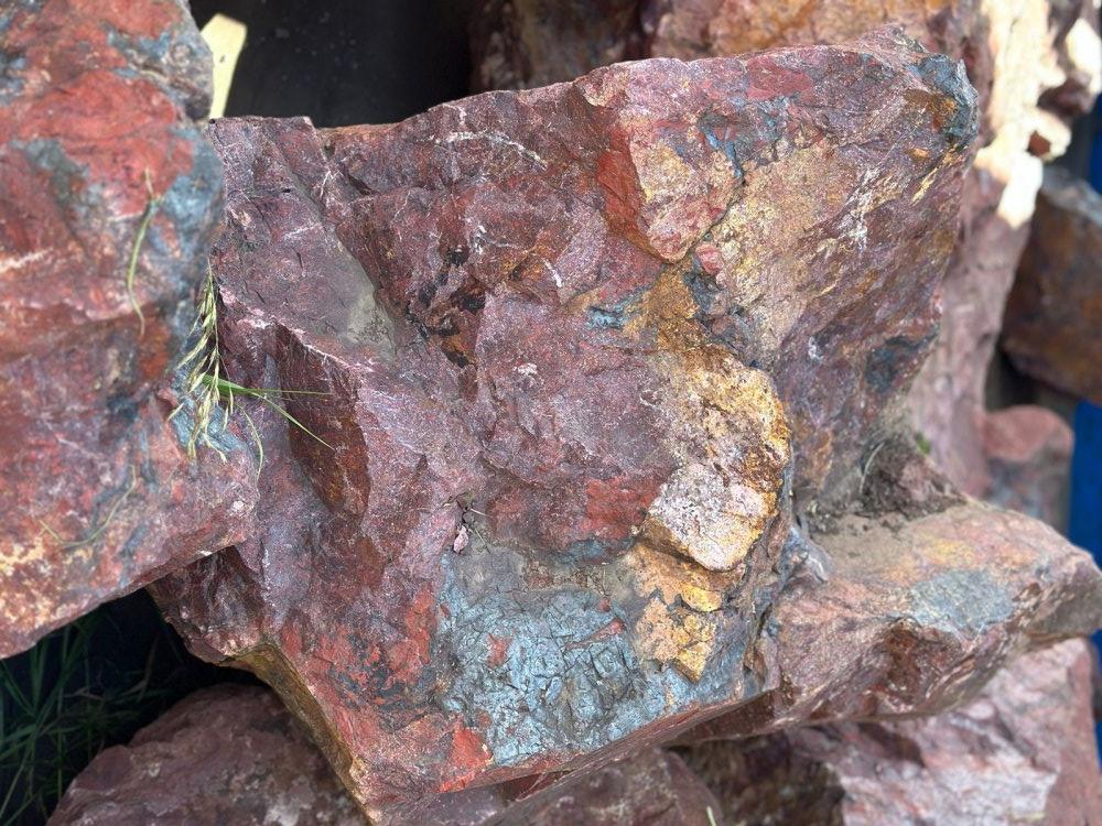 Камни для ландшафтного дизайна красно-фиолетовые 10-60 килограмм купить в Сургуте