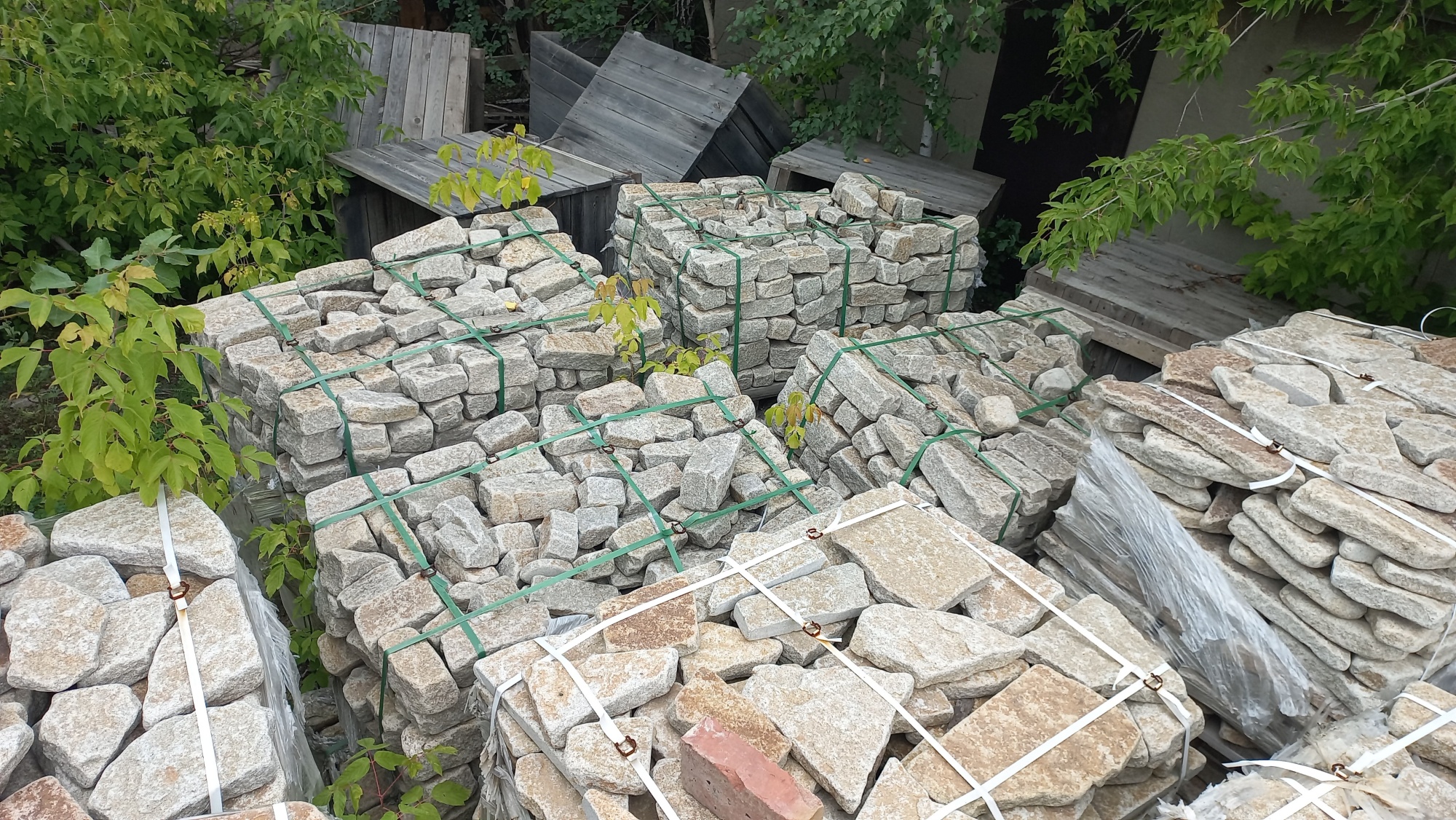 Плитняк галтованный гранитный для ландшафтного дизайна купить в Сургуте