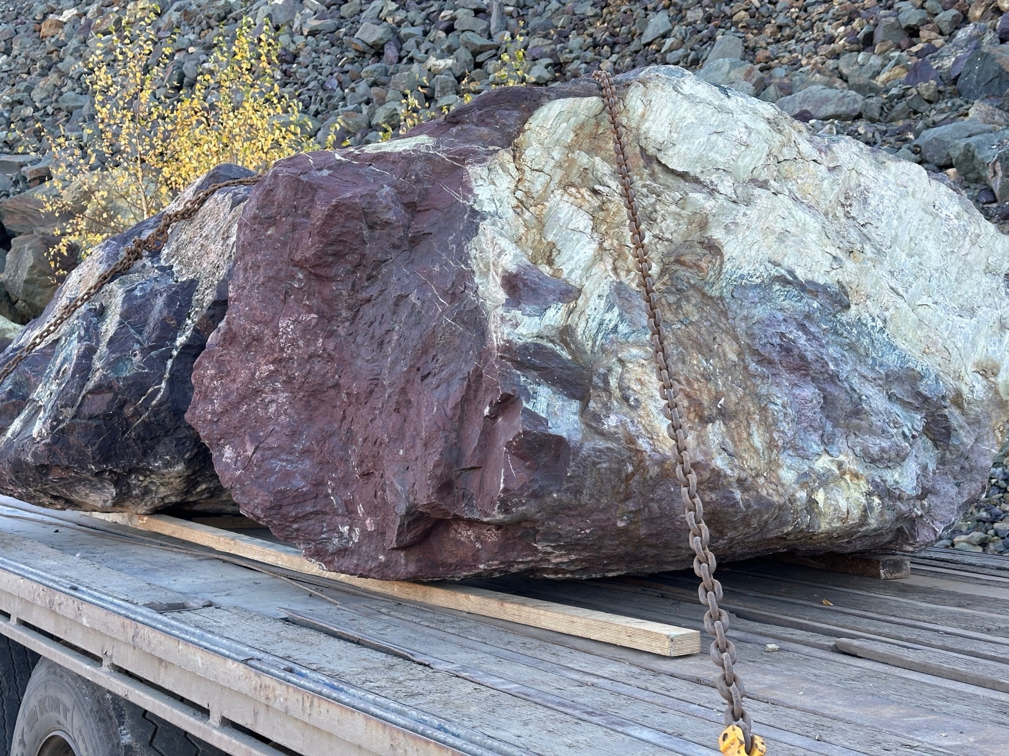 Огромные красно-фиолетовые валуны для ландшафтного дизайна весом более 5 тонн купить в Сургуте