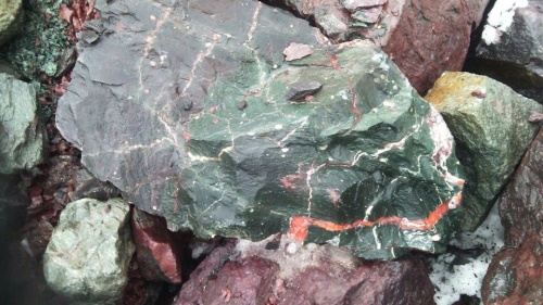 Гигантские зелёные валуны для ландшафтного дизайна весом более 5 тонн купить в Сургуте