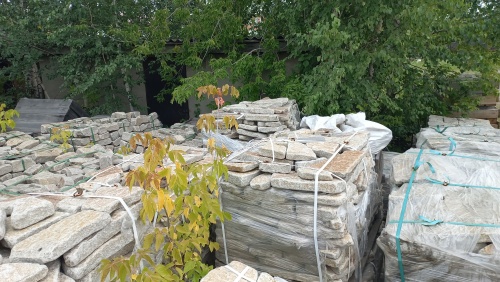 Плитняк галтованный гранитный для ландшафтного дизайна купить в Сургуте