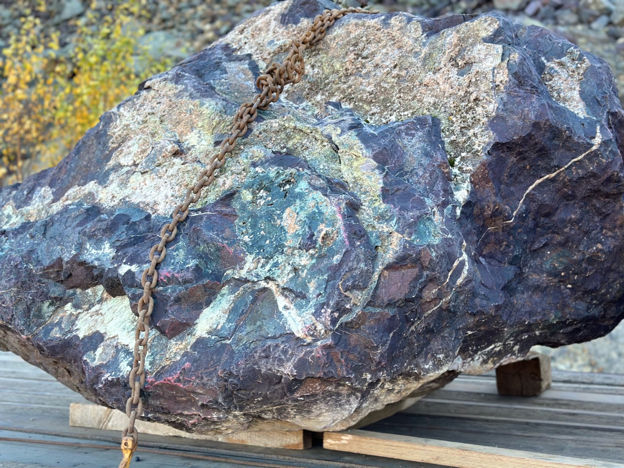 Огромные красно-фиолетовые валуны для ландшафтного дизайна весом более 5 тонн купить в Сургуте