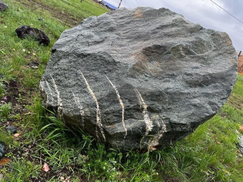 Гигантские зелёные валуны для ландшафтного дизайна весом более 5 тонн купить в Сургуте