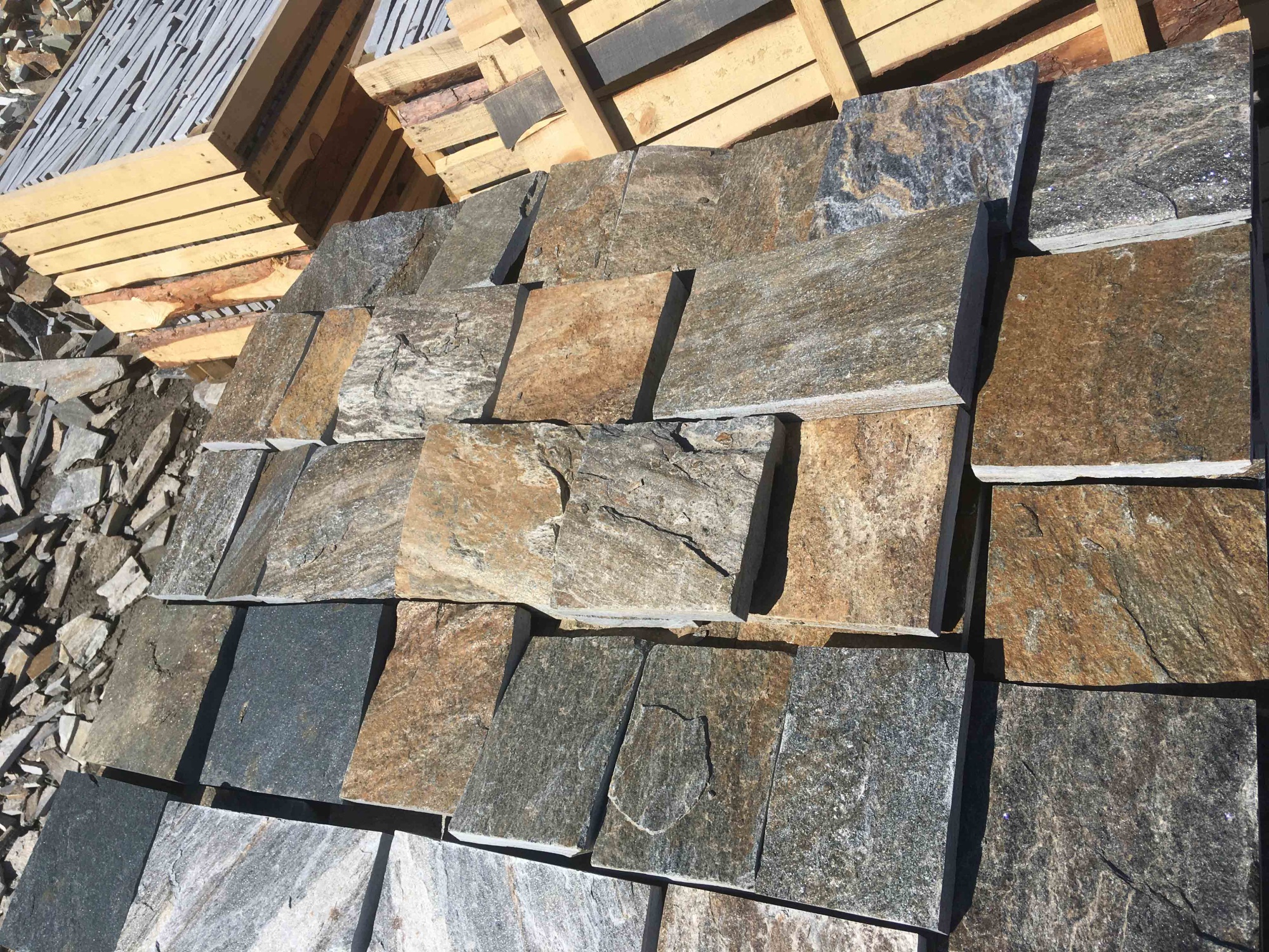 Плитка пилёная златолит Уральский для цоколя, отмостки купить в Сургуте