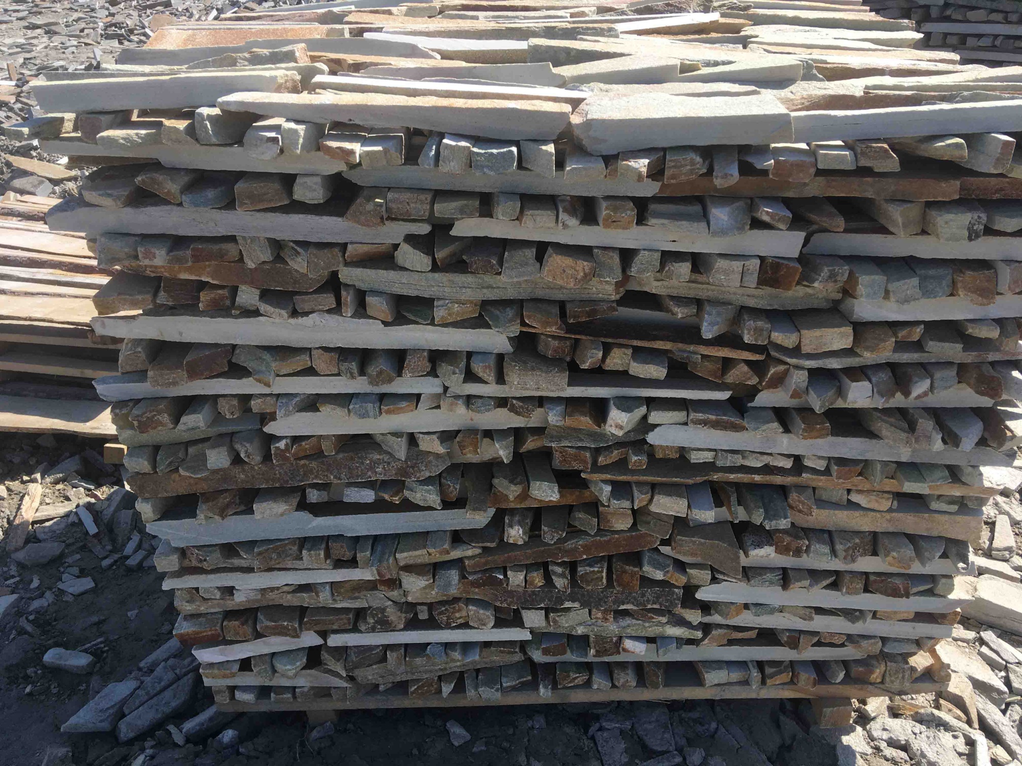 Горбушка златолит золотистый для облицовки купить в Сургуте