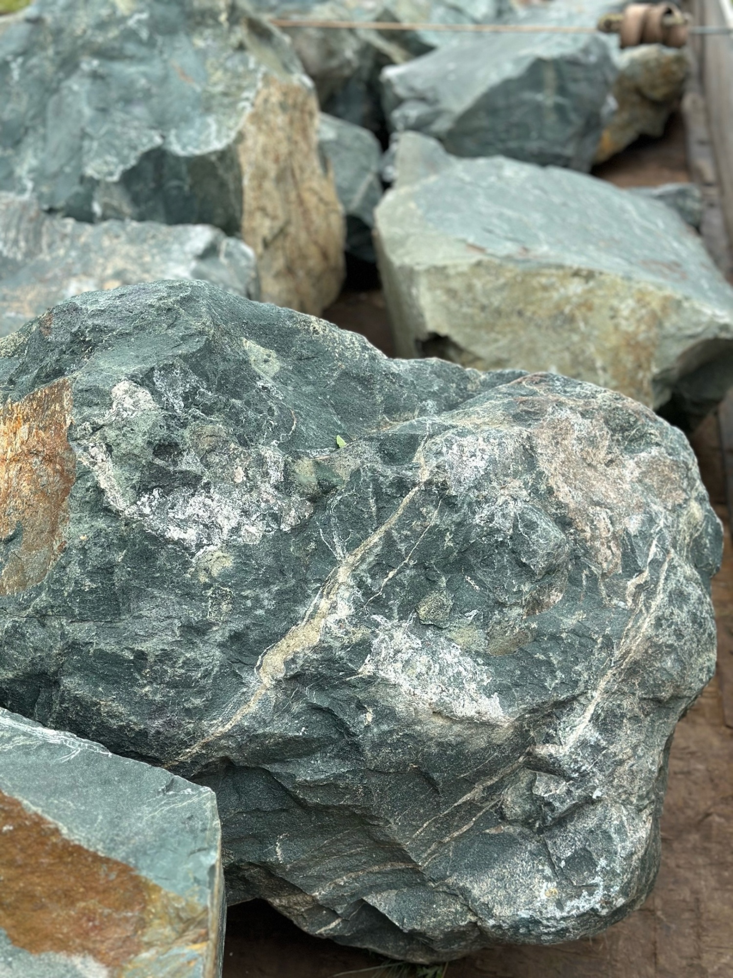 Камни для ландшафтного дизайна зелёные 10-60 килограмм купить в Сургуте