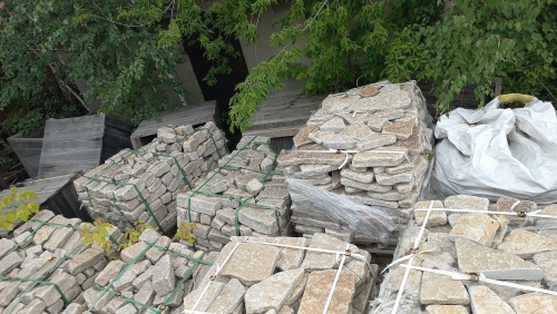 Гранитный плитняк галтованный для мощения купить в Сургуте