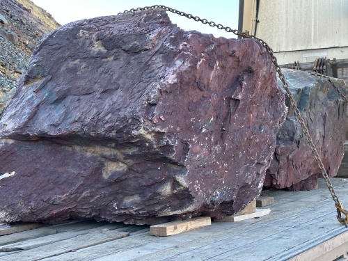 Огромные красно-фиолетовые валуны для ландшафтного дизайна весом более 5 тонн купить в Сургуте