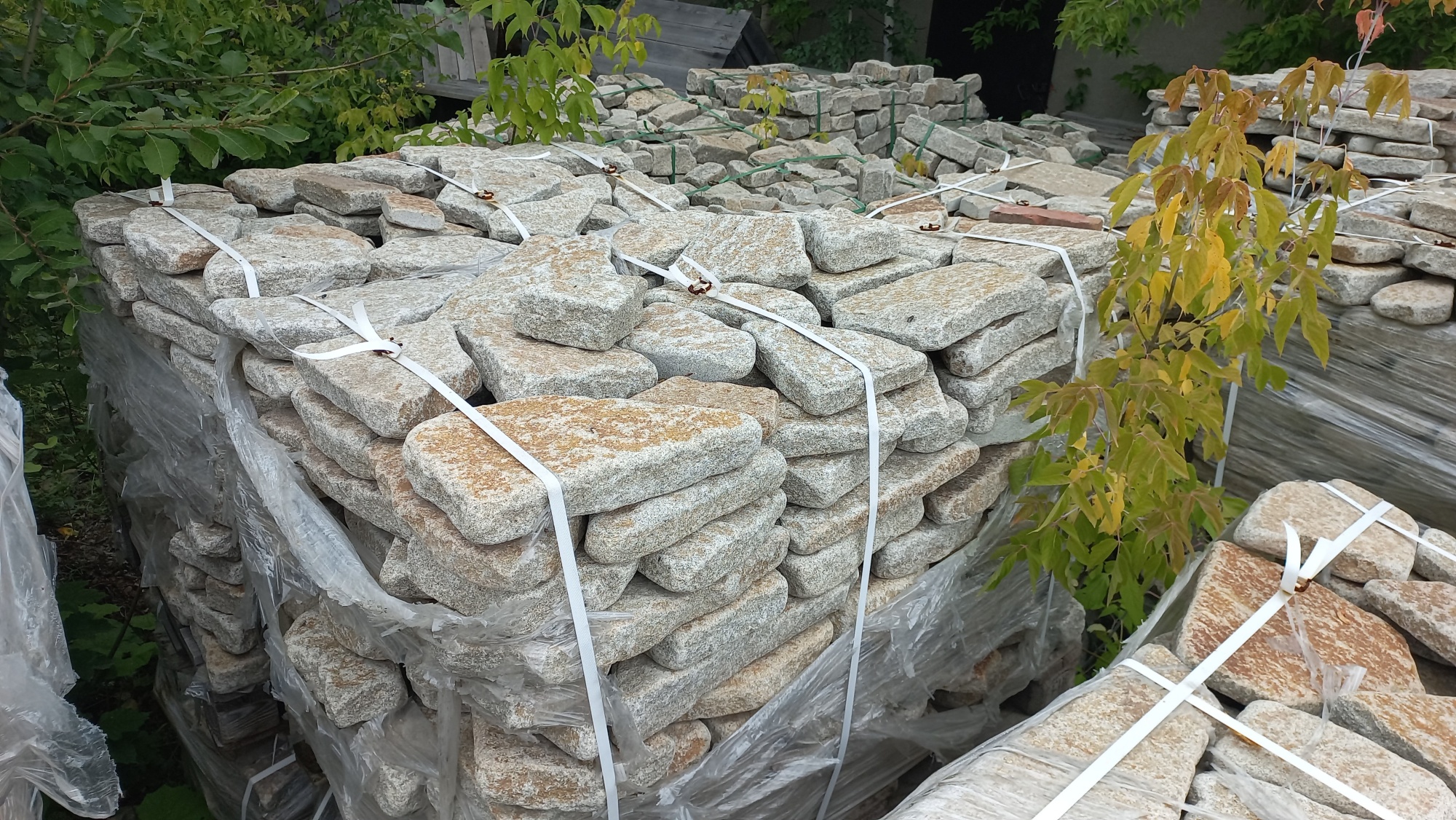 Плитняк галтованный гранитный для ландшафтного дизайна купить в Сургуте