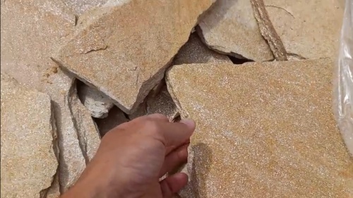 Плитняк златолит жёлтый золотистый для отмостки купить в Сургуте