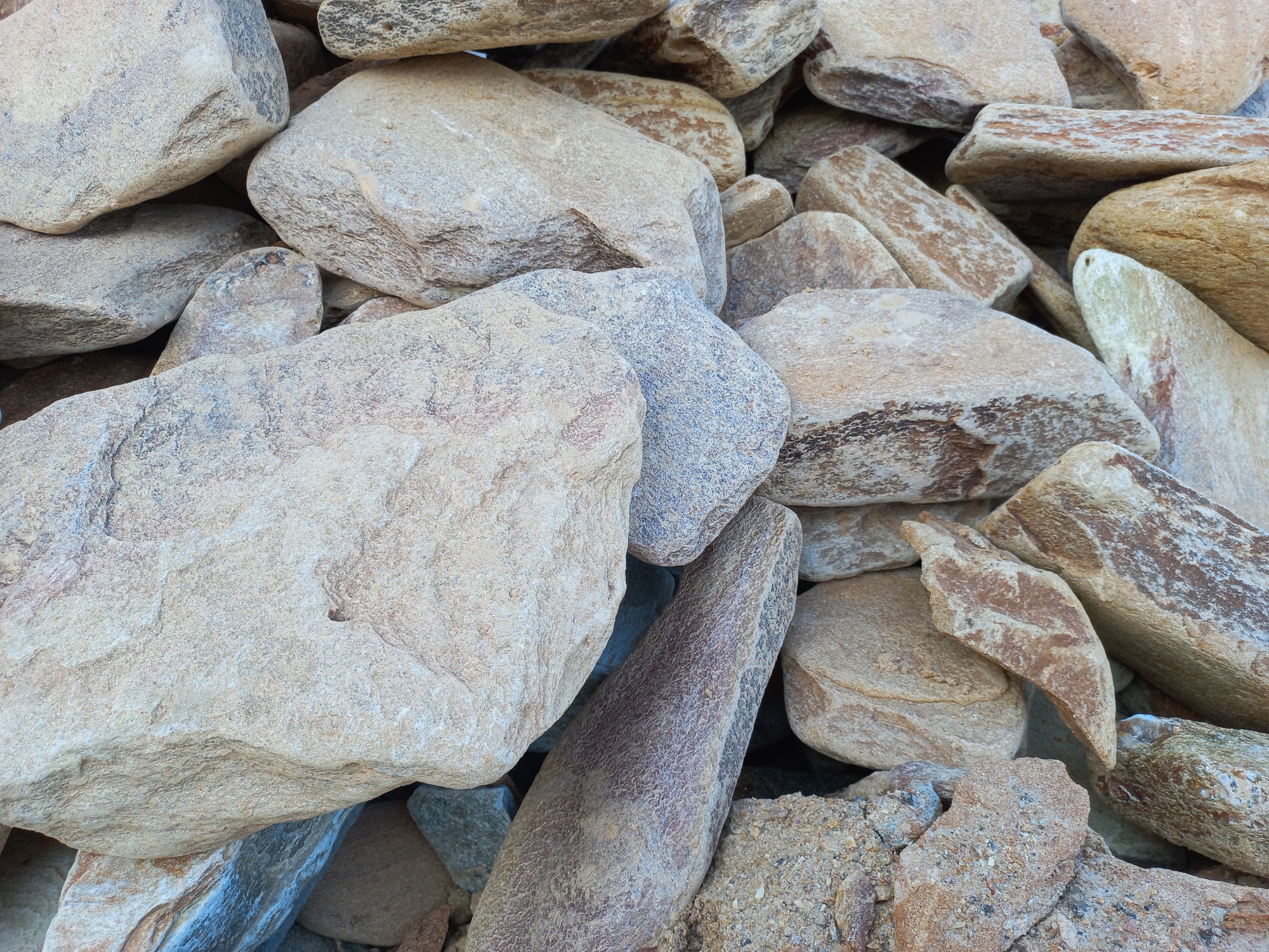 Златолит жёлтый, жёлто-зелёный глыбки и валуны для ланшафтного дизайна купить в Сургуте