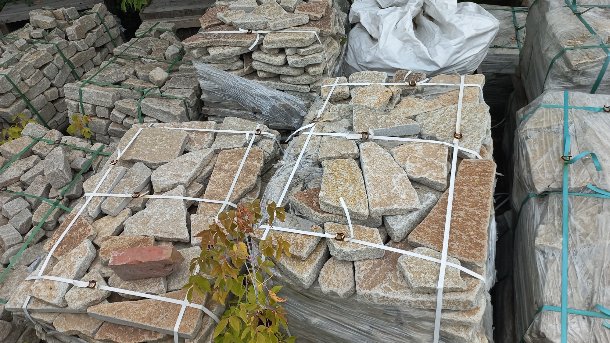 Плитняк гранитный галтованный купить в Сургуте