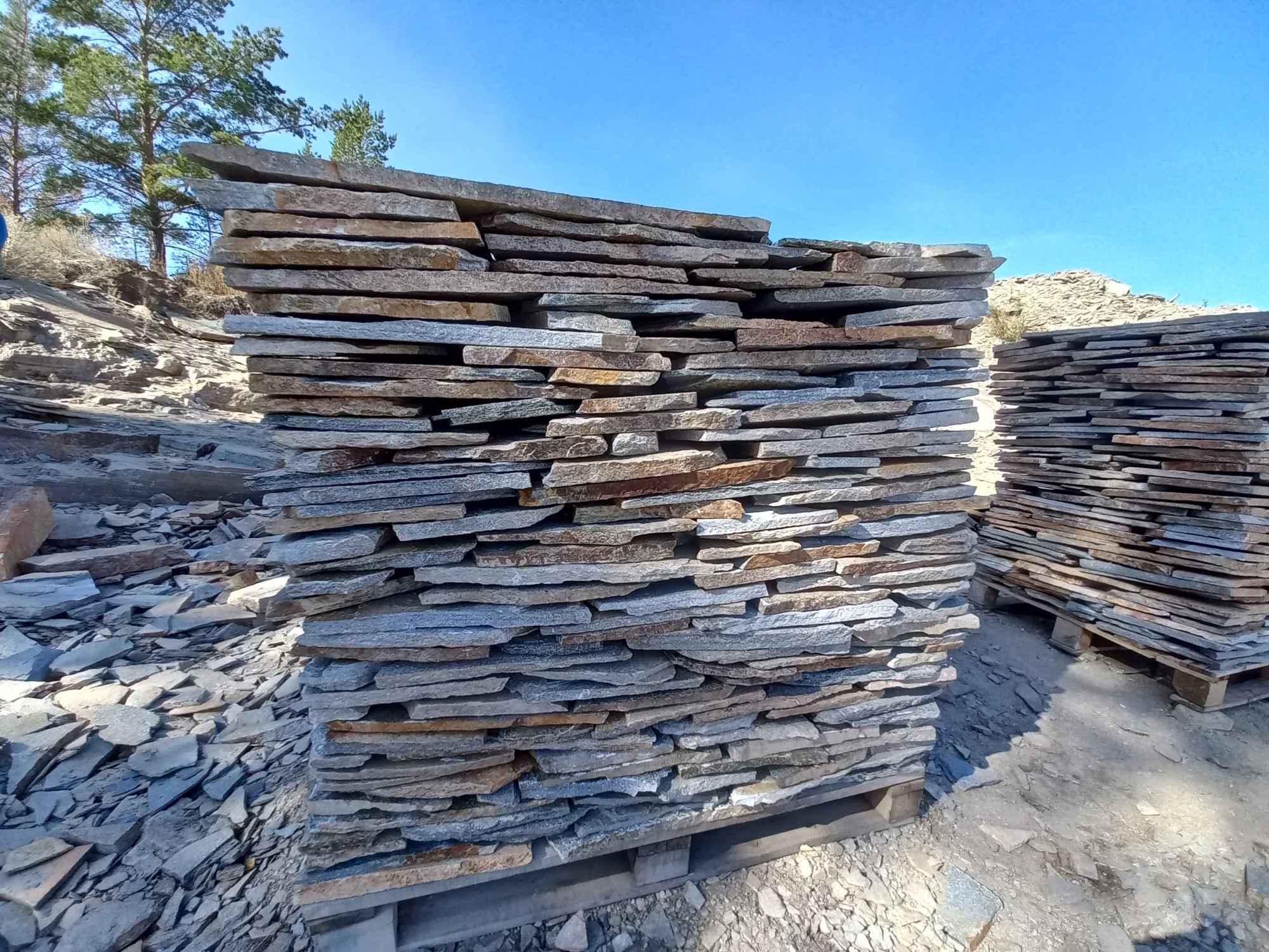 Плитняк златолит серебристый для фасада купить в Сургуте