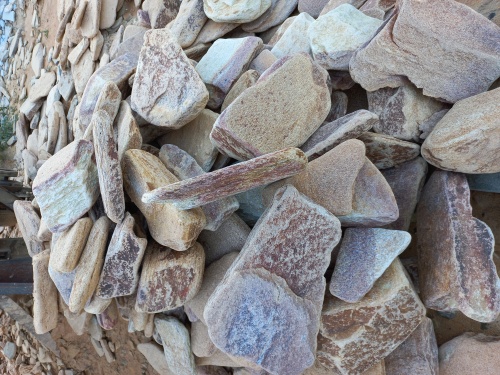 Златолит жёлтый, жёлто-зелёный глыбки и валуны для ланшафтного дизайна купить в Сургуте