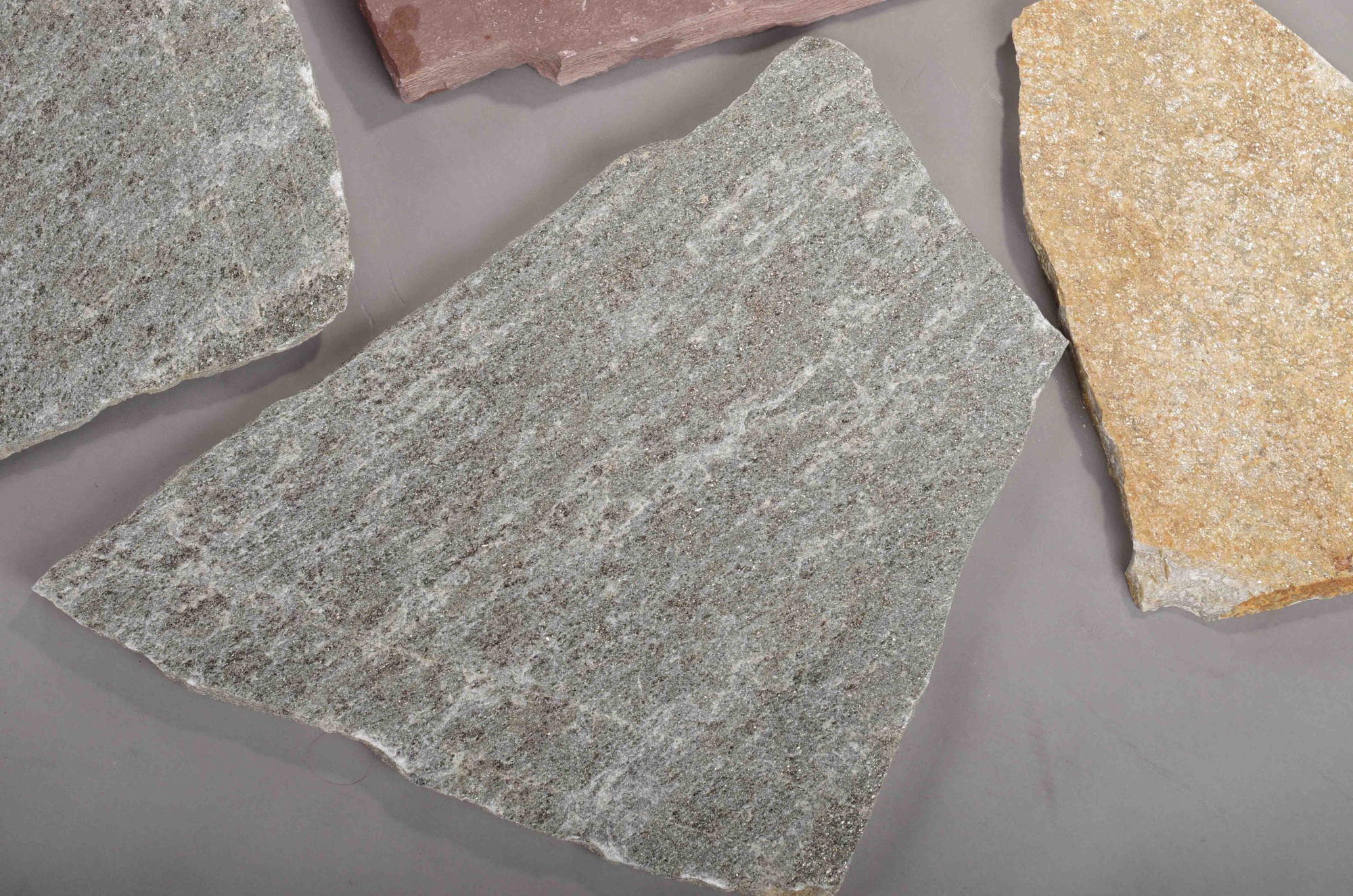 Плитняк златолит Уральский для цоколя, отмостки купить в Сургуте