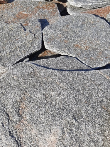 Златолит серебристый галтованный для лестниц купить в Сургуте