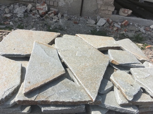 Златолит серебристый галтованный для лестниц купить в Сургуте